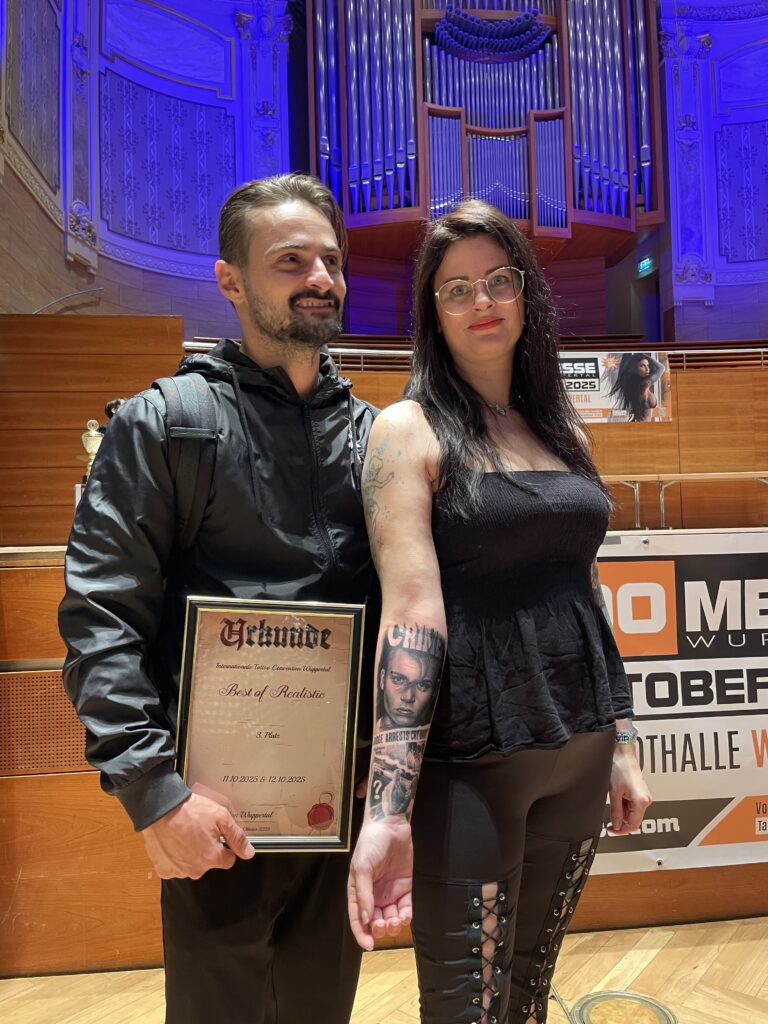 Marco vom Art MF Tattoo Studio Siegburg mit Urkunde für den 3. Platz bei einem Tattoo-Wettbewerb.