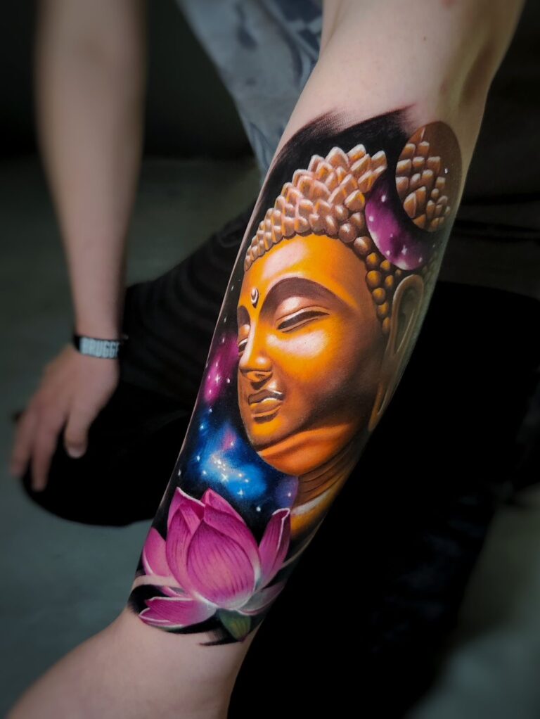 Farbiges Buddha Tattoo mit Lotusblüte und galaktischem Hintergrund auf dem Unterarm gestochen