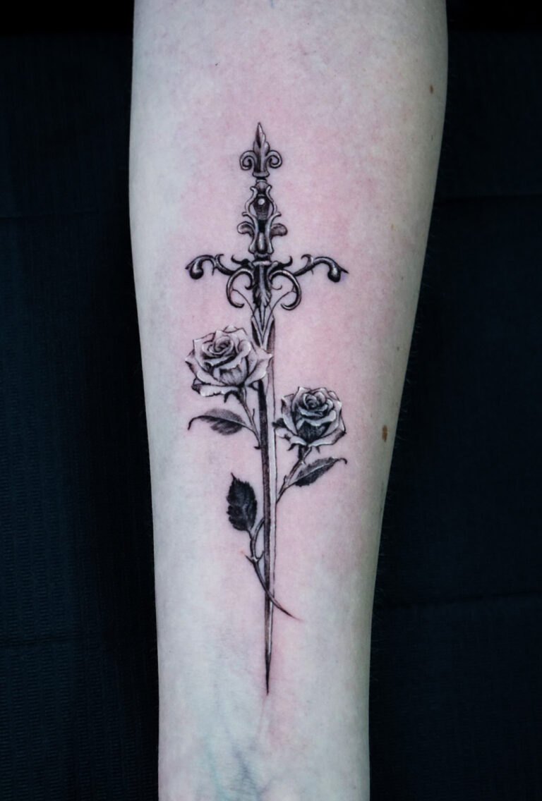 Fineline Tattoo mit Schwert und Rosen auf dem Unterarm