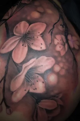 Fineline Tattoo Blume Blumenranke Schmetterling Black and Grey Tattoos Köln Tatöwierer Tattoo Studio Art MF