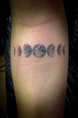 Fineline Tattoo Mond Mondphase Minimalistisch Arm Black and Grey Tattoos Köln Tatöwierer Tattoo Studio Art MF