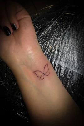 Fineline Tattoo Schmetterling Minimalistisch Handgelenk Black and Grey Tattoos Köln Tatöwierer Tattoo Studio Art MF