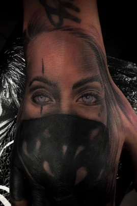 Realistic Tattoo Frauengesicht Chicano Art Black and Grey Tattoos Köln Tätowierer Tattoo Studio Art MF